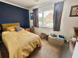 Pyfleet Close - click for photo gallery